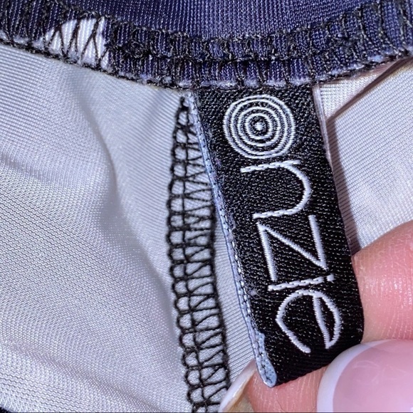 Onzie | Sparrow Crop Legging Black/White XS - Picture 6 of 7